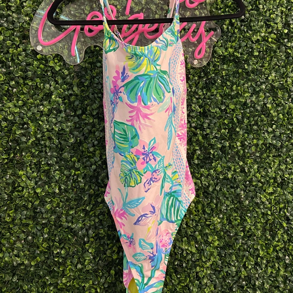 Like new Lilly Pulitzer women swim sz 12